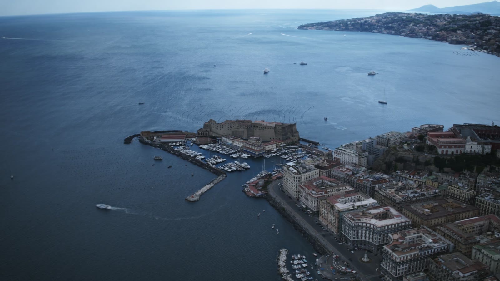 Veduta aerea del golfo di Napoli con Castel dell'Ovo